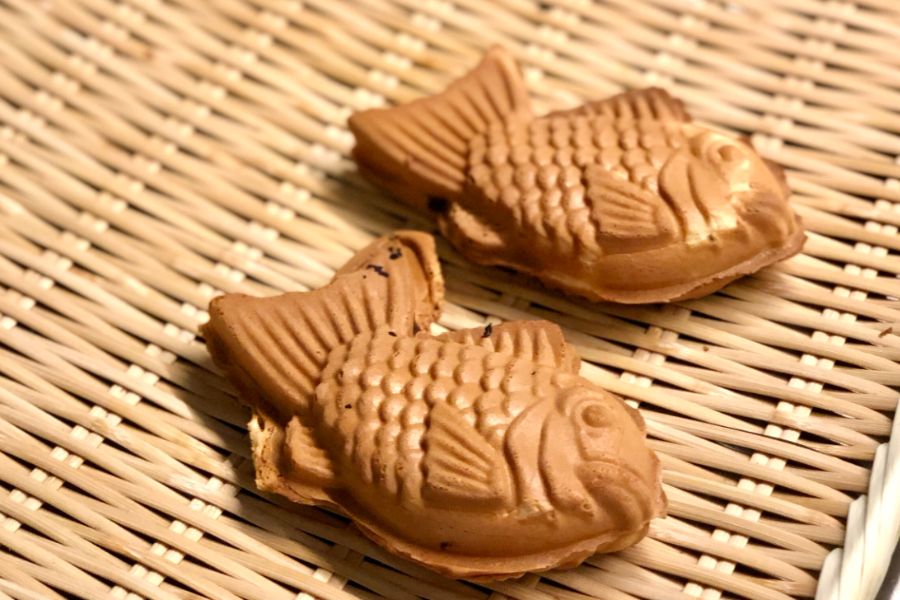This is an image of taiyaki fish desserts with fillings
