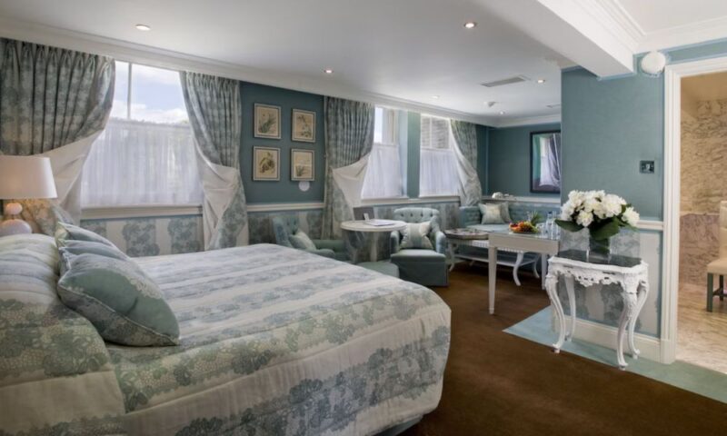 Hotels with adjoining rooms near me