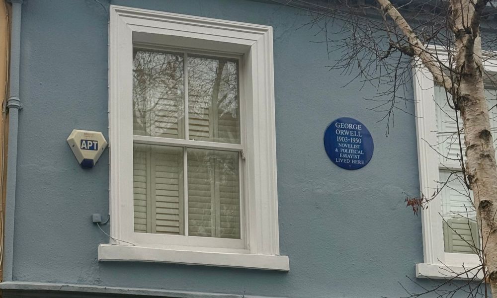 This is an image of the George Orwell's blue plaque on a house in Notting Hill.