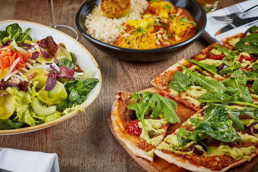 Gluten free friendly sites like pizza, a salad, and a curry bowl.