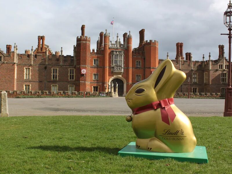 Giant gold Lindt bunny in fromt of Hampton Court Palace.