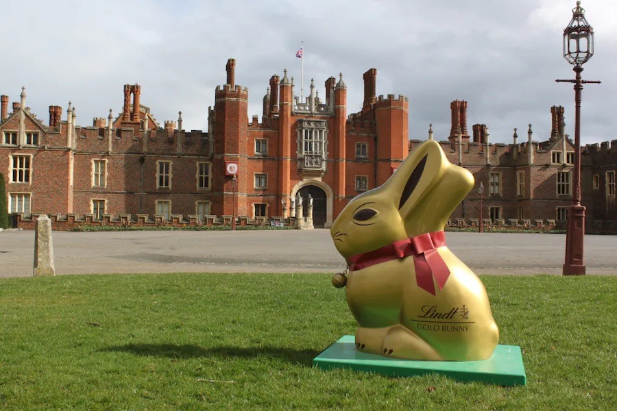 Giant gold Lindt bunny in fromt of Hampton Court Palace.