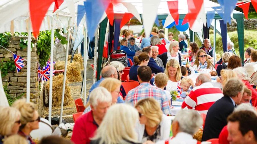 Things to do for The Queen's Jubilee Weekend - Attend a local street party