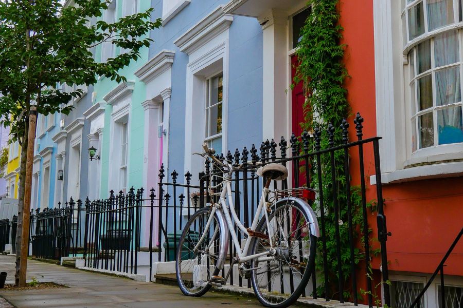 Colourful houses and cobbled street are the main highlights of the movie Notting Hill, which can be experience on foot via one of the London tours for film and TV fans