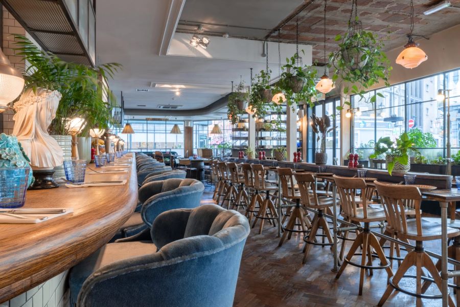 Laid back and bohemian interiors of Riding House cafe in FItzrovia