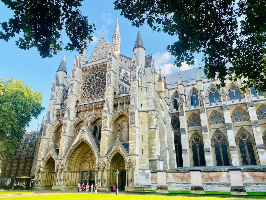 Picture of the front façade of Westminster Abbey.
