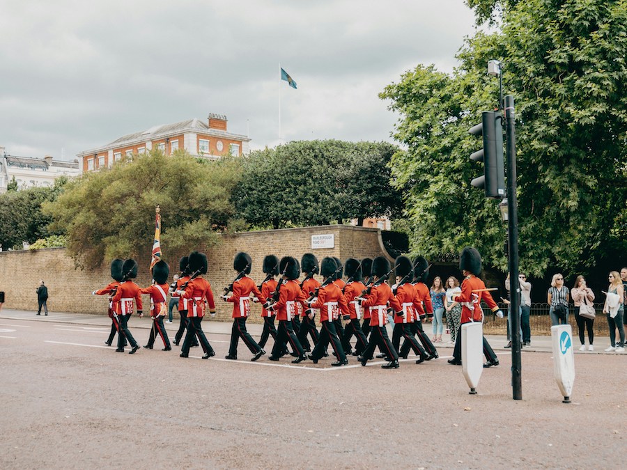 This is an image of the changing of the guards ceremony at Buckingham Palace. Paying for free attractions is a scam to avoid when visiting London.