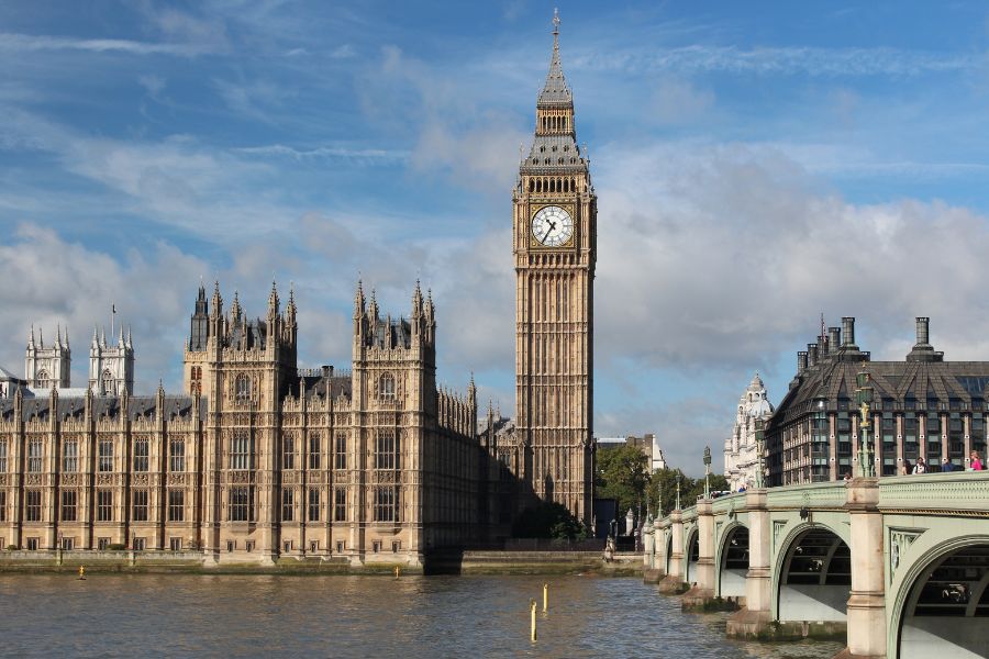 This is an image of Westminster Bridge, Big Ben and The Houses of Parliament. The picture has been taken from the other side of the Thames.