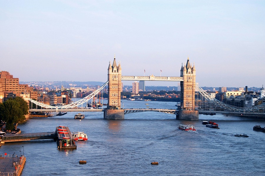 Tower Bridge over the River Thames, one of the classic London attractions you can visit with the Explorer Pass.