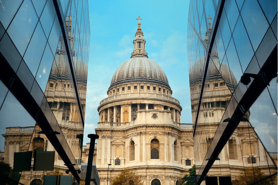 This is a picture of St Paul's Cathedral in the middle of two glass buildings. This cathedral is included in the London Pass.